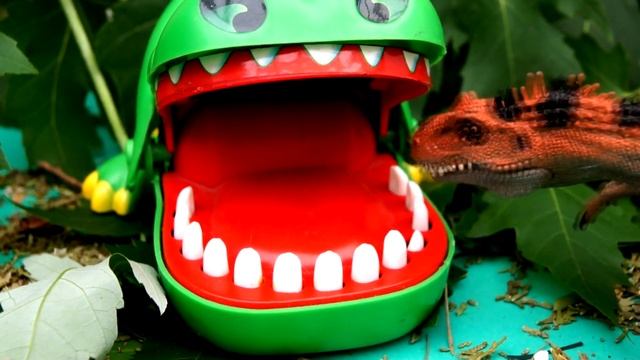 Пасть динозавра и борьба с крокодилом. Дилофазавр, Тираннозавр смотреть онлайн