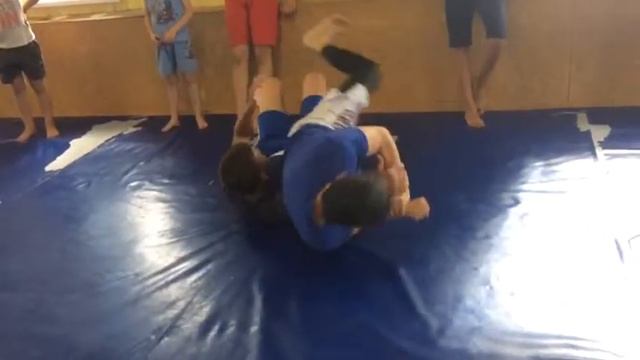 Освобождение от захвата сзади. Борцовская техника ММА. Хочешь заниматься в прохладном зале? Тогда п смотреть онлайн