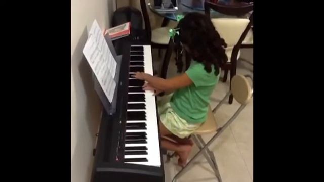 Soly En Sus primeros Pasos En El Piano смотреть онлайн