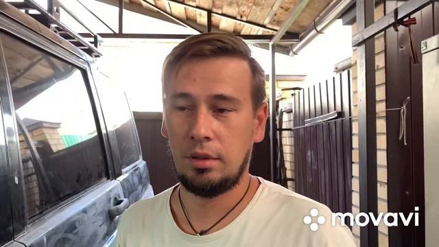 Удаляем двусторонний скотч. Скотч