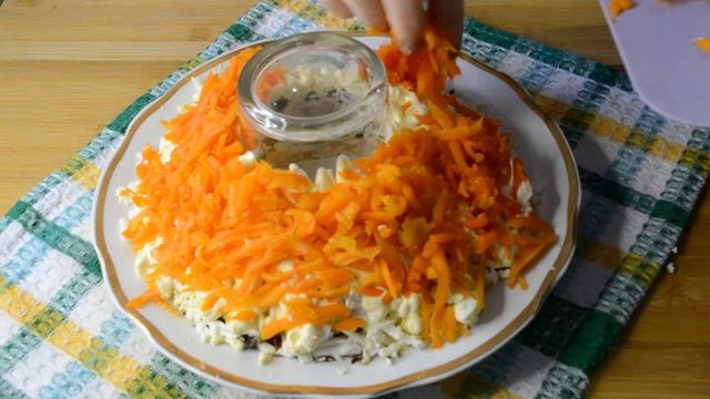 Салат «Дамский каприз» с курицей: Шикарный и экзотичный вариант на Новогодний стол 2023 смотреть онлайн