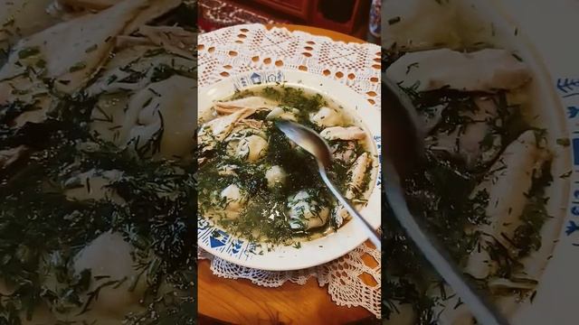 Зелёный суп с пельменями.