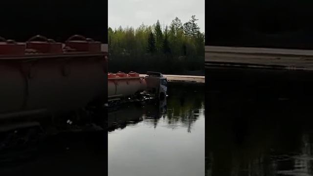 Тест- драйв седельного тягача SHACMAN 6x6. Переплавляемся через реку. смотреть онлайн