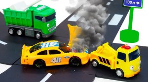 Игрушечные машинки помощники и АВАРИЯ НА ПЕРЕКРЕСТКЕ! Развивающие видео для детей
