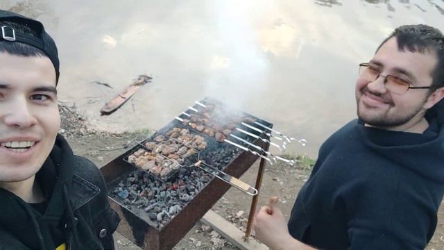на озере с другом шашлыки готовим смотреть онлайн