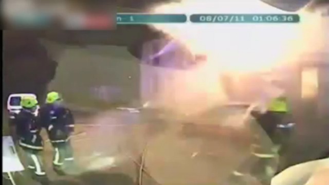 Из-за пожара на кухне произошёл взрыв дома смотреть онлайн