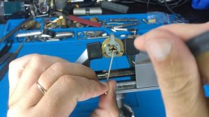 Вскрытие крестового замка kale. Вандальный метод + отмычки