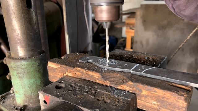 Connect, heat, knock with a hammer and you will get a very sharp and beautiful knife! смотреть онлайн
