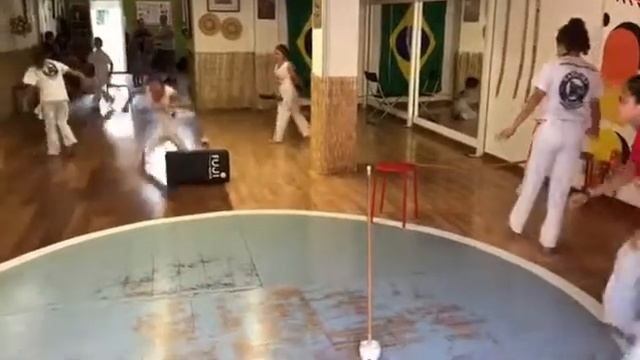 Entrenando - Capoeira Infantil Terrassa смотреть онлайн