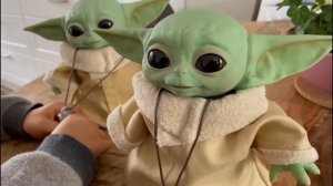 Максим играет с прикольной игрушкой от Hasbro, малыш Йода, Baby Yoda