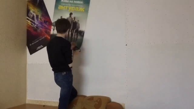 Как оклеить стену плакатами из кинотеатра смотреть онлайн