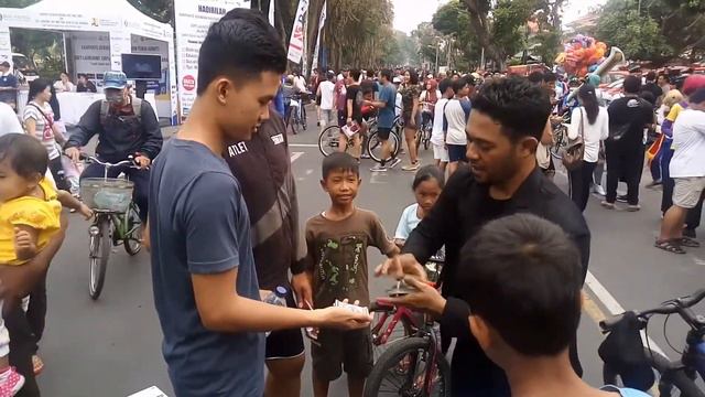 Riza Wakid (one of Denpasar Cardician Master) - Street Magic CFD Renon Part. 2 смотреть онлайн