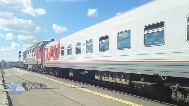 ТЭП70-0471 с пассажирским поездом Воркута-Москва отправляется со ст.Микунь.