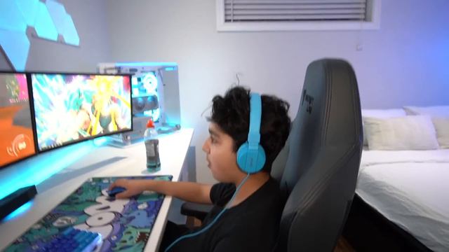 Last To Stop Playing Fortnite With BLUE GAMING SETUP Wins V-Bucks! смотреть онлайн