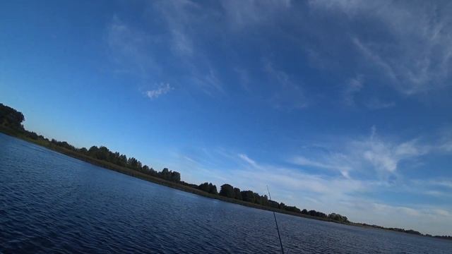 Ловля окуня осенью. Рыбалка с лодке на реке. смотреть онлайн