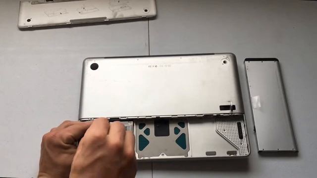 How To Remove The Hard Drive From An Apple Macbook Pro Laptop Computer смотреть онлайн