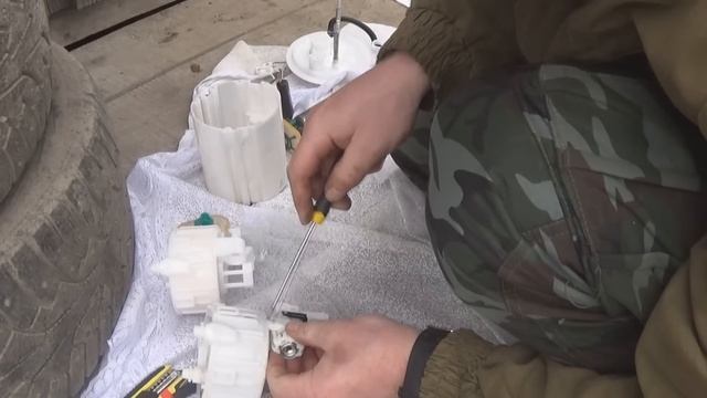 Киа Рио 3,подробно замена сеточки и топливного фильтра !!!