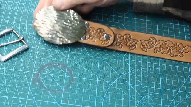 Ремень из кожи растительного дубления с латунной пряжкой смотреть онлайн