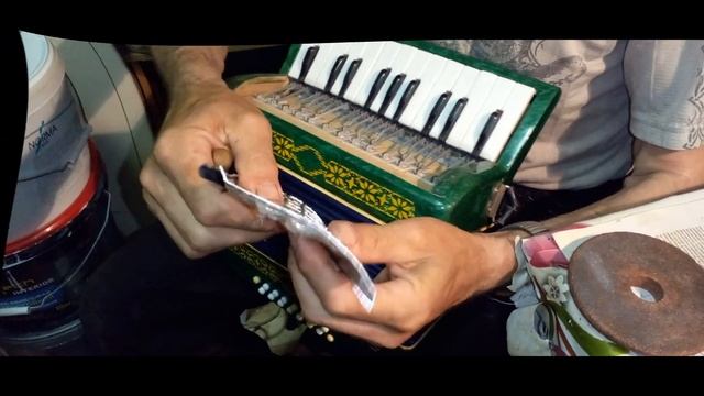 Что делать если осыпались голоса на аккордеоне? смотреть онлайн