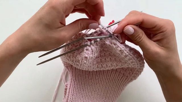 МАКУШКА-ЦВЕТОЧЕК СПИЦАМИ В 3 РЯДА УБАВОК (ВАРИАНТ ЗАКРЫТИЯ МАКУШКИ ДЛЯ ЗИМНЕЙ ШАПОЧКИ) смотреть онлайн