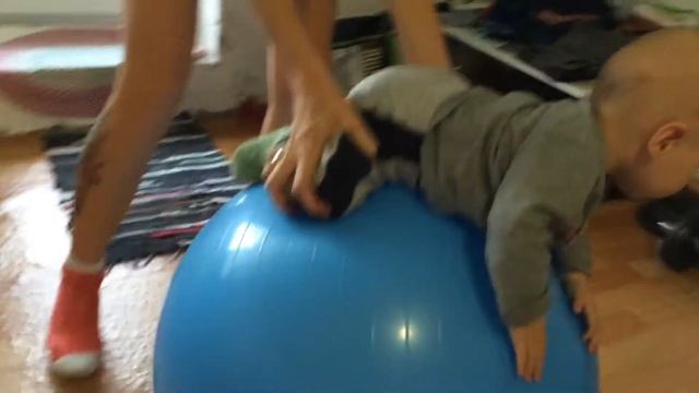 Недоношенный малыш и фитбол смотреть онлайн