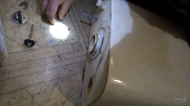 Установка унитаза на плитку - подключение к канализации и подвод воды к бачку. Видеоурок Пламбер смотреть онлайн