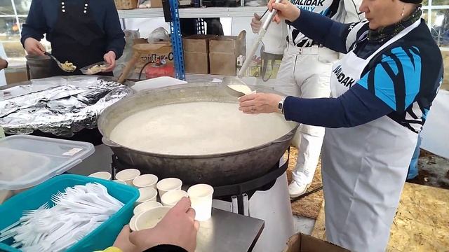 На обед сырный суп в стаканчиках и паста Макфа с фаршем