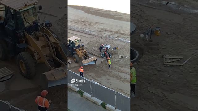 Устанавливают лестницу в колодец канализационный #Shorts #колодцы #строитель смотреть онлайн