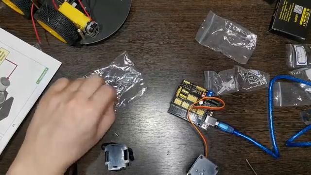 Сборка Bluetooth робота 4WD Bluetooth Multi-functional Car