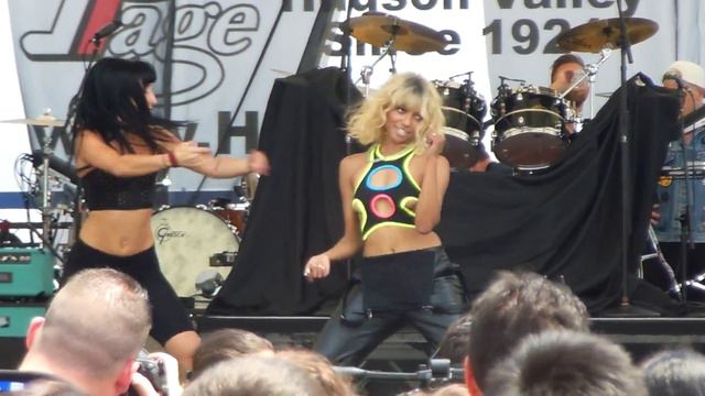Kat Graham "Put Your Graffiti on Me" (Live) смотреть онлайн