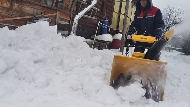 Снегоуборщик Denzel SBM 610 в действии смотреть онлайн