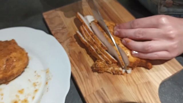 ОКРОШКА! РЕЦЕПТ НА КЕФИРЕ С ЗАПЕЧЕННЫМ КУРИНЫМ ФИЛЕ! ОКРОШКА С ИЗЮМИНКОЙ. НЕОБЫЧНАЯ ОКРОШКА. смотреть онлайн