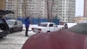 Москвич, чтобы припарковаться, болгаркой отрезал кусок кузова у загородившей ему"жигули"