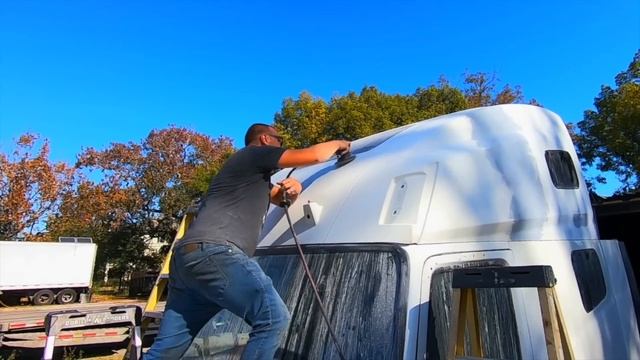 From Scrap to Showroom: A Time-Lapse of Transforming a Wrecked Volvo VNL760 Semi Truck Project смотреть онлайн