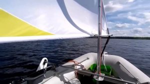 Парус на надувной лодке.