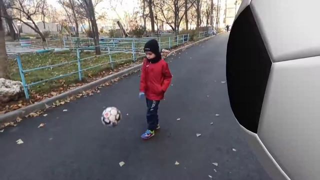 Жонглирование мячом ребенка 6 лет от земли - первые попытки. смотреть онлайн