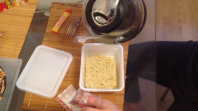 Как правильно заваривать лапшу доширак(продолжение) часть 4