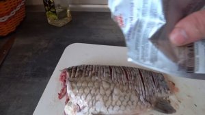 ЖАРЕНЫЙ КАРАСЬ БЕЗ КОСТЕЙ в сметане с луком