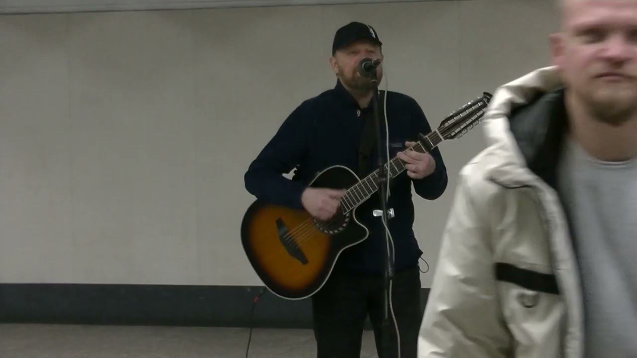 Музыка в метро. Андрей Морев. Метро Новоясеневская. 07.02.2024 смотреть онлайн