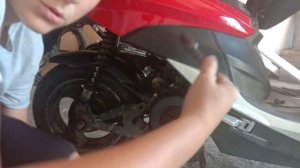 Как снять заднее колесо на скутере