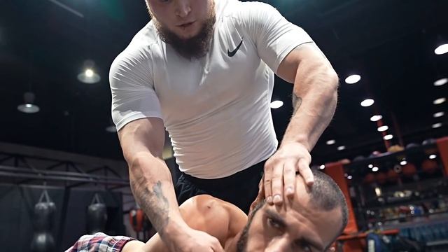 САМАЯ МОЩНАЯ ШЕЯ | Как накачать шею?