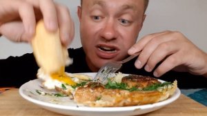 МУКБАНГ. ОБЖОР. ЯИЧНИЦА НА САЛЕ С СЫРОМ от СОКОЛА.