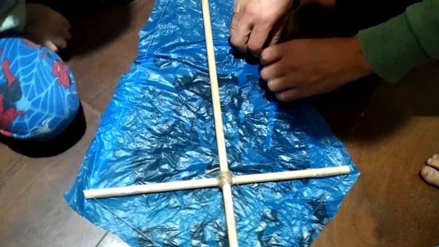летучий змей. первый неудачный опыт. змей из пакета. змей из рейки смотреть онлайн