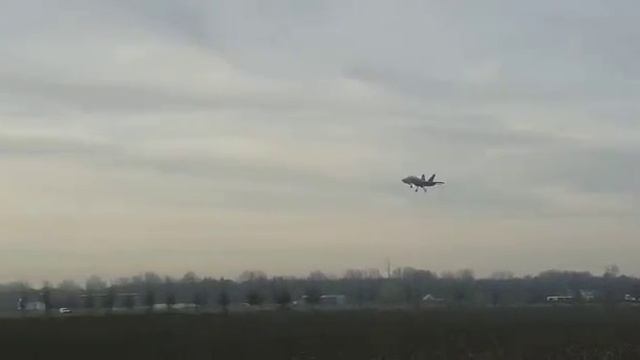 E-Flite F-18 Take off and landing смотреть онлайн