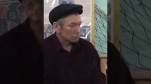 Веселый татарин на сельском концерте.