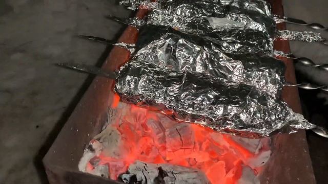 Картошка с салом в фольге на углях! смотреть онлайн