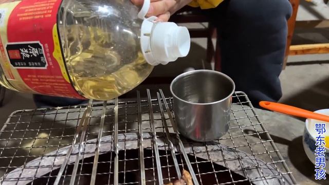 老爸买来一只10斤重的鸵鸟腿，老男孩第一次见先切点用笼灶烤着吃 | 鄂东老男孩 смотреть онлайн