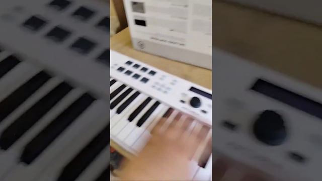 лучшая миди клавиатура! Обзор от профи 😎 смотреть онлайн