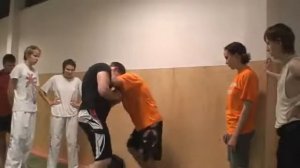 Как скрутить большого человека.Самооборона