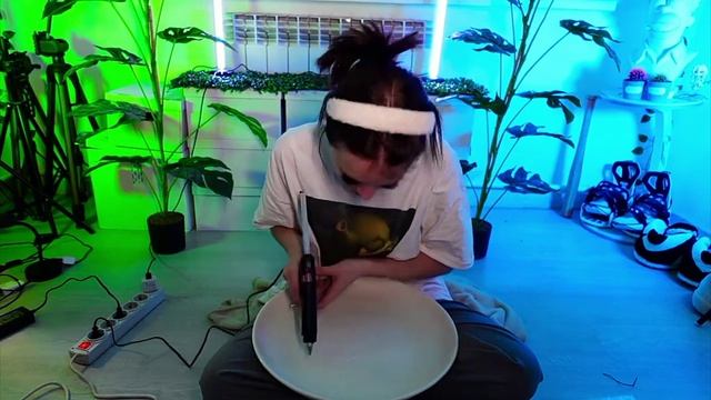 Даша Дошик сделала макияж с клея пистолета ?